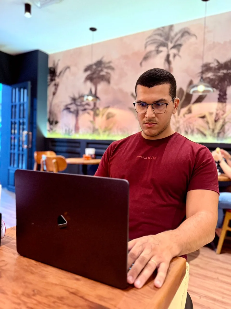 Felipe Nóbrega trabalhando em um projeto